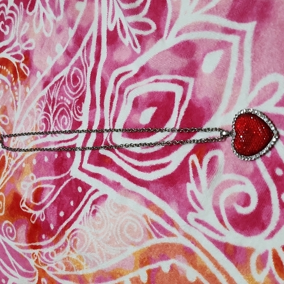 Red heart and rhinestone necklace - Picture 3 of 6